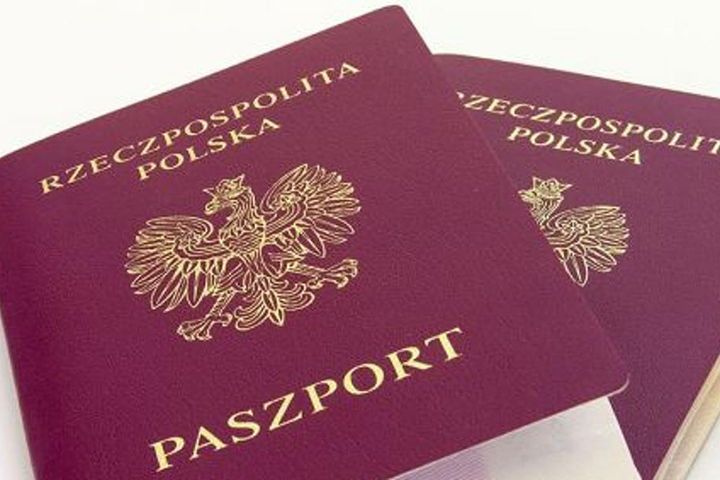 Polskie paszporty symbolizujące kwestię, jak otrzymać obywatelstwo Polski.