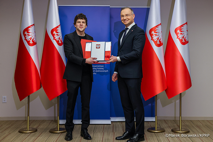 Prezydent nadaje obywatelstwo Polski.