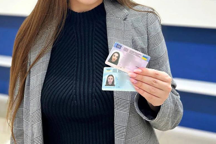 Jak wymienić ukraińskie prawo jazdy – osoba trzymająca ukraińskie prawo jazdy przed rozpoczęciem procedury wymiany dokumentu w Polsce